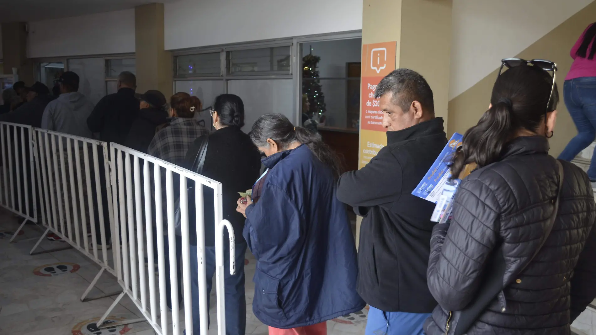 Los contribuyentes hicieron fila para pagar